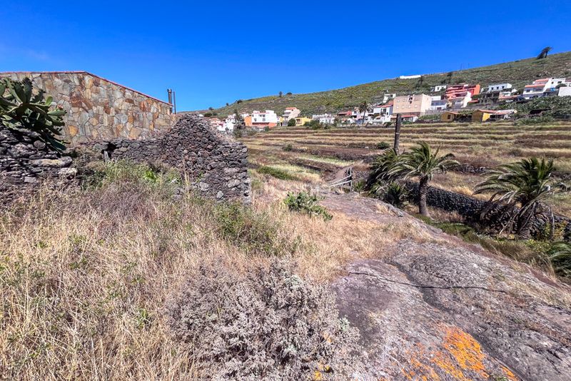 Foto a6b37ba6-31b4-40ef-9d93-bc841c8f8bdd. Terreno residencial en calle las casitas parcela edificable con ruina en arure en Valle Gran Rey