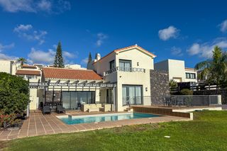 Casa a Calle la sabina. Exclusiva villa con piscina y vistas al mar en pueblo don thomas