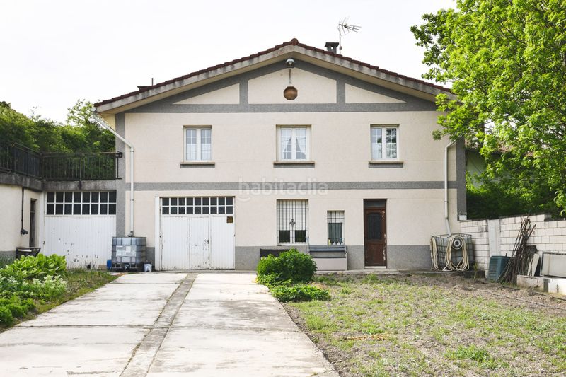 Foto ba6cfe36-cd06-476d-9b9b-2cd04e611363. Casa amb xemeneia calefacció a Asparrena