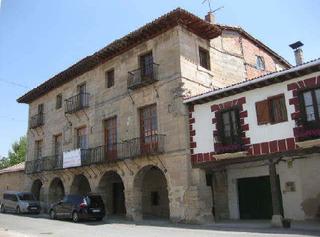 Edifici a La fuente kalea 12. Edificio en obra parada en armiñon