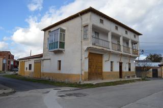 Casa a Medina de Pomar. Venta de casa  ubicada en el centro del pueblo a tres minutos de