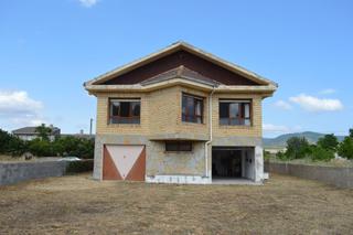 Casa a Medina de Pomar. Venta de chalet de dos plantas  a 5 minutos de medina.