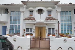 Casa a Medina de Pomar. Casa de dos plantas en zona residencial. m  2335.