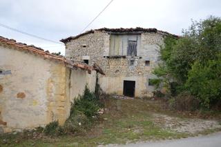 Casa a Junta de Traslaloma. Venta de casa para restaurar en un entorno de campestre . p  240