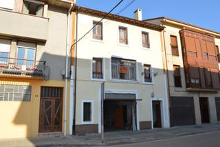 Casa a Medina de Pomar. Casa de tres plantas en medina con  amplia lonja en planta baja.