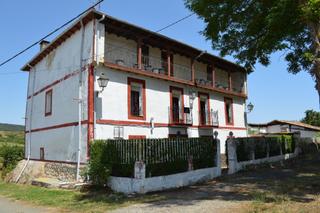 Casa a Medina de Pomar. Venta de casa con bar y terreno ubicada en pueblo a 8 minutos de
