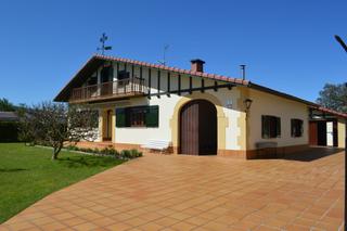 Casa a Medina de Pomar. Chalet individual en a tres minutos de medina de pomar. m  2420.