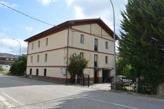 Casa a Valle de Tobalina. Casa grande de dos plantas con 5 pisos independientes ,el tejado