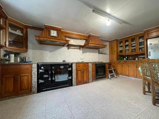 Casa in Cedeira. Se vende casa con finca y bodegas en san román