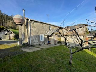 Maison à Moeche. Se vende casa de piedra para rehabilitar en moeche con finca urb