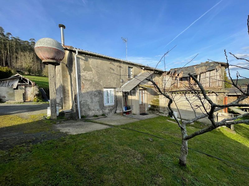 Foto a66a5279-8b74-4e50-b5a8-1708a6adaf29. Casa amb xemeneia a Moeche