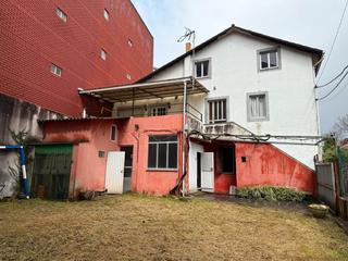 Maison à O Feal - Xubia. Se vende casa con finca pequeña en jubia