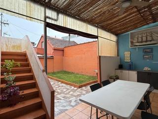 Maison à Porta Nova. Se vende casa con dos viviendas independientes y patio en casco