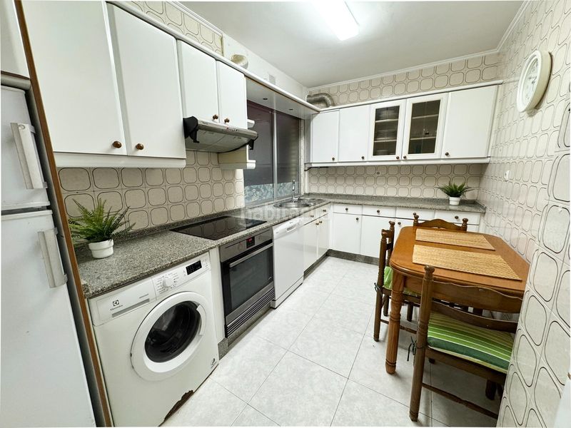 Foto e69f6f41-ad4f-48d4-ac85-cedd571a5d7f. Alquiler piso se alquila piso amplio en la zona de piñeiros - ideal empresas en Narón