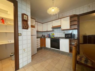 Etagenwohnung in Porta Nova. Se vende piso amplio con ascensor, calefacción y terraza cubiert