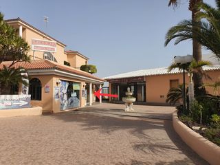 Local Comercial en Avenida j.m. galv�n bello 11. Se vende amplio local de 237 m� en golf del sur