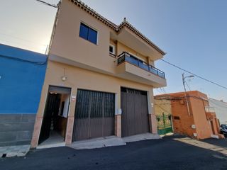 Reihenhaus en Camino la pin�era 38. Si buscas casa grande en los realejos, tienes que ver esto..