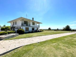 Chalet à Cabrerizos. Cabrerizos (a 15 minutos de salamanca). parcela de 5.500 m2 urba