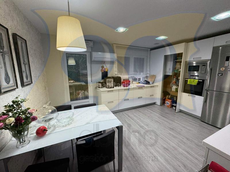 Foto 3a2ff1d7-cf3a-4095-bd67-94c870a47c75. Chalet avec cheminée chauffage parking piscine dans Carbajosa de la Sagrada