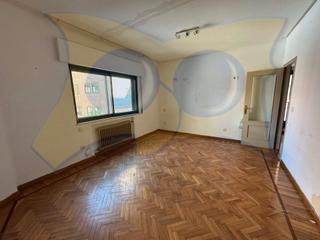 Appartamento en Carmelitas. Avenida portugal, excelente vivienda de 73 m2 tiles con un gran