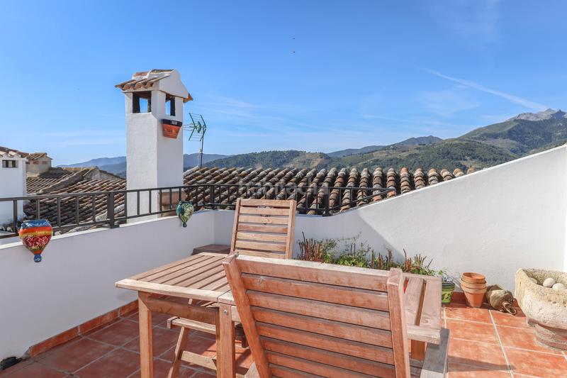 Foto 57ff2053-5e2a-46ba-aab4-f647d5d69c71. Casa adosada  con solarium en la azotea en Yunquera