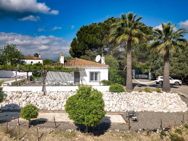 Foto 107b3da8-cfa5-48a6-8488-a0b806c40d30. Casa amb xemeneia aparcament piscina a Coín