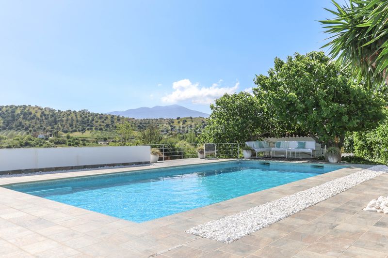 Foto cf31b91d-87a4-47a2-b200-2a651a09bcb7. Casa amb xemeneia aparcament piscina a Coín