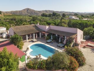 Haus  Vega de riaran. Espaciosa villa con alojamiento independiente para invitados en