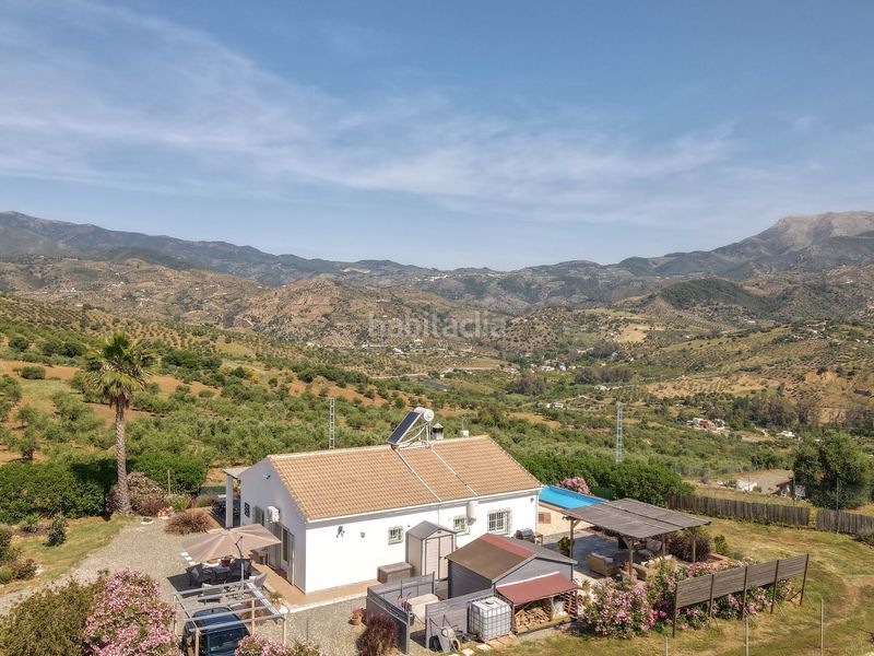 Foto 1260d185-8a2d-4ca9-ab9f-03e0ccba01a4. Casa amb xemeneia aparcament piscina a Tolox