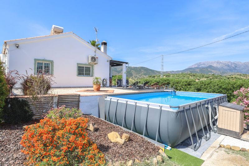 Foto 9336a777-cc53-45d6-8d6c-00ed212a5f77. Casa amb xemeneia aparcament piscina a Tolox