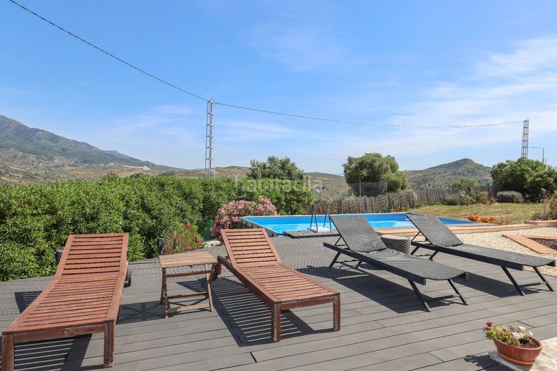 Foto b48d78db-8549-44ff-ab02-341a7cddbb37. Casa amb xemeneia aparcament piscina a Tolox