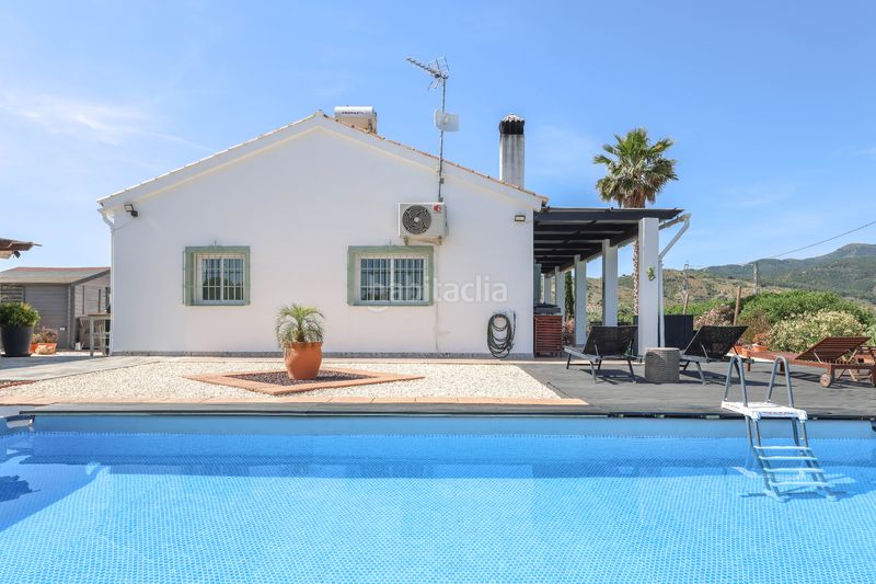 Foto d167de70-1f9f-4382-9259-007968331469. Casa amb xemeneia aparcament piscina a Tolox