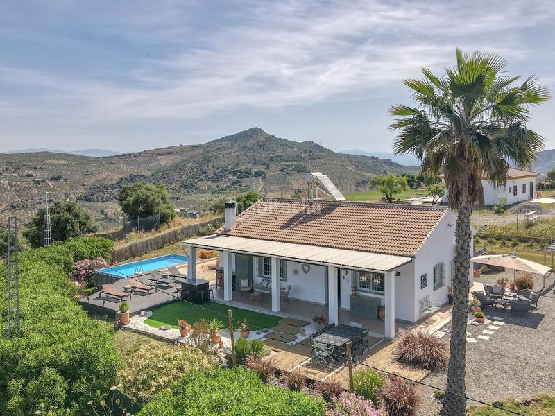 Foto d54ed96c-134f-4b69-9ecb-0a156bbac9d3. Casa amb xemeneia aparcament piscina a Tolox