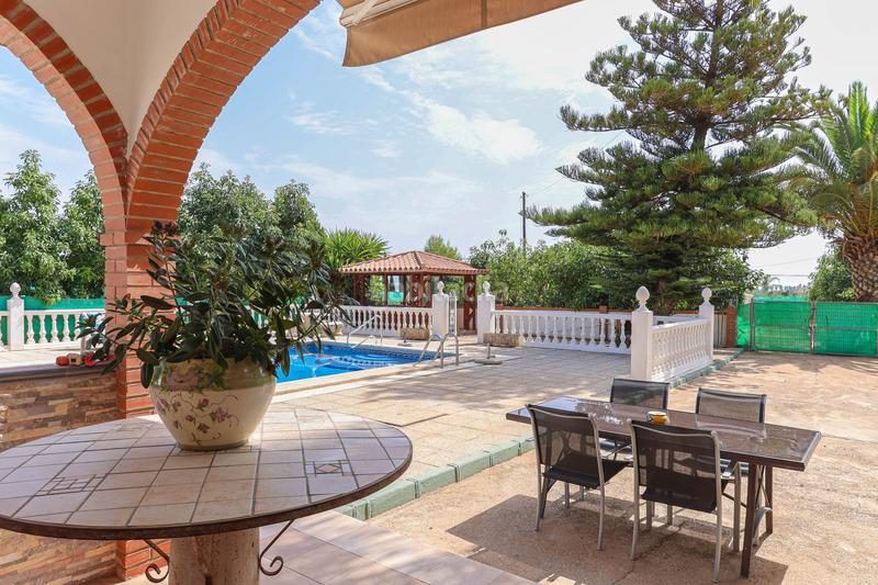 Foto bf0a7fec-2fae-4f92-bb04-c3966206b43c. Casa con camino piscina in Centro Alhaurín el Grande