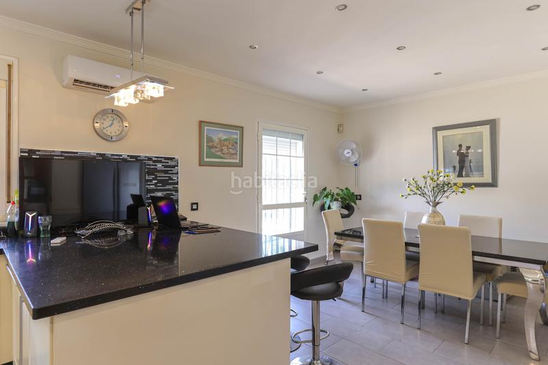 Foto df51b35d-8920-4280-97e0-2dcd01cc6058. Casa amb xemeneia aparcament piscina a Centro Alhaurín el Grande