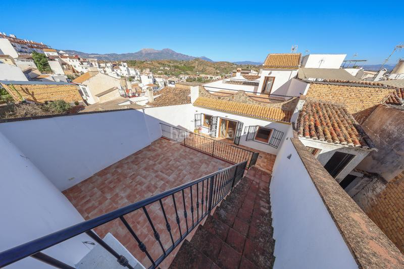 Foto bb0efeac-a6a4-448d-ad63-f32671782a7c. Towny house in Guaro