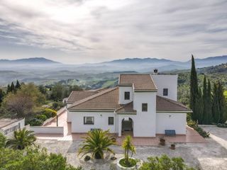 Haus  Calle bat�n. Impecable villa en casarabonela