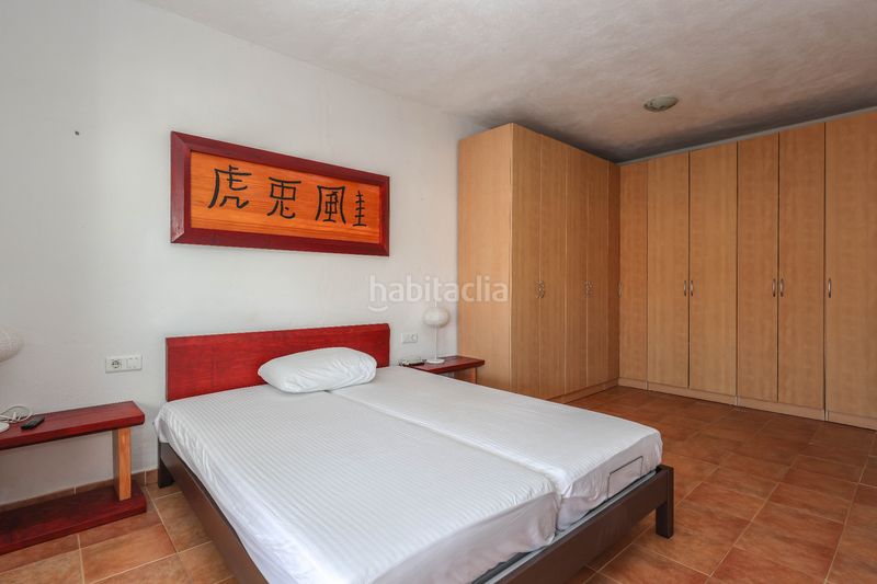 Foto 0a7d0acc-b4bf-43f1-813a-8dc8bf0f18b8. Casa  adosada espaciosa con un potencial excepcional en Guaro