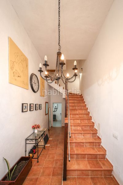 Foto af62fd30-e0af-40e7-8654-e98bfe1f8138. Casa  adosada espaciosa con un potencial excepcional en Guaro