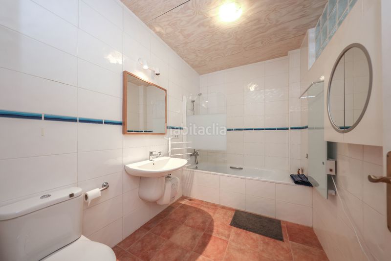 Foto d9d9bfc5-ba3a-4faf-a209-e23d1daa63dc. Casa  adosada espaciosa con un potencial excepcional en Guaro