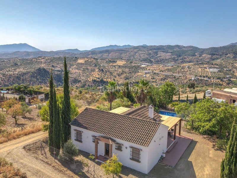 Foto 01acf465-9237-4c3f-bf21-f6c9e1f2219d. Casa amb piscina a Tolox