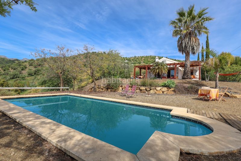 Foto f5ca42f8-584c-4901-93ee-7c5c7690cd7a. Casa amb piscina a Tolox