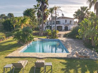 House  Camino de los javieles. Impresionante villa con establos
