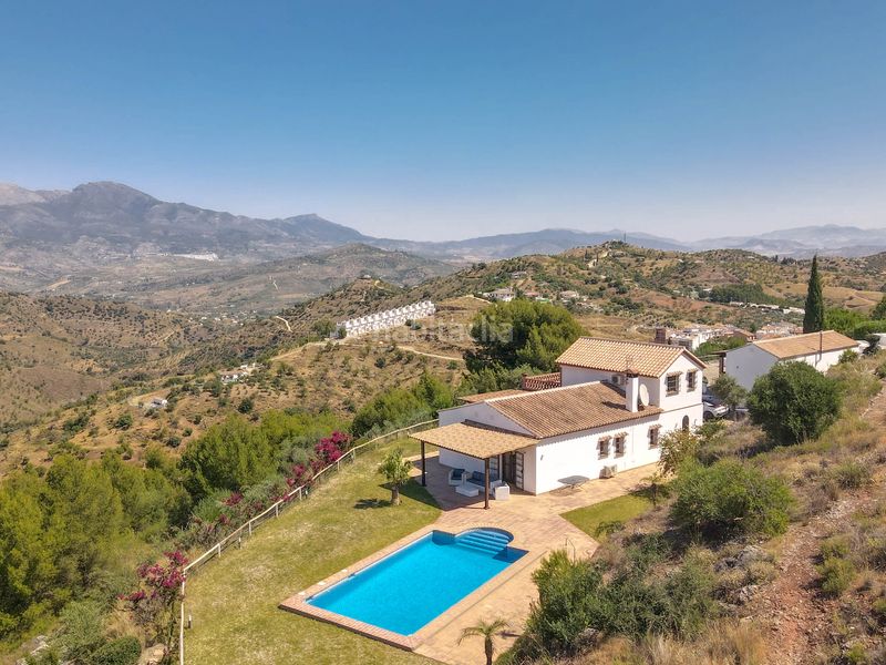Foto 19e97f3e-bae5-4e54-adca-4f35090397bc. Casa amb xemeneia aparcament piscina a Guaro