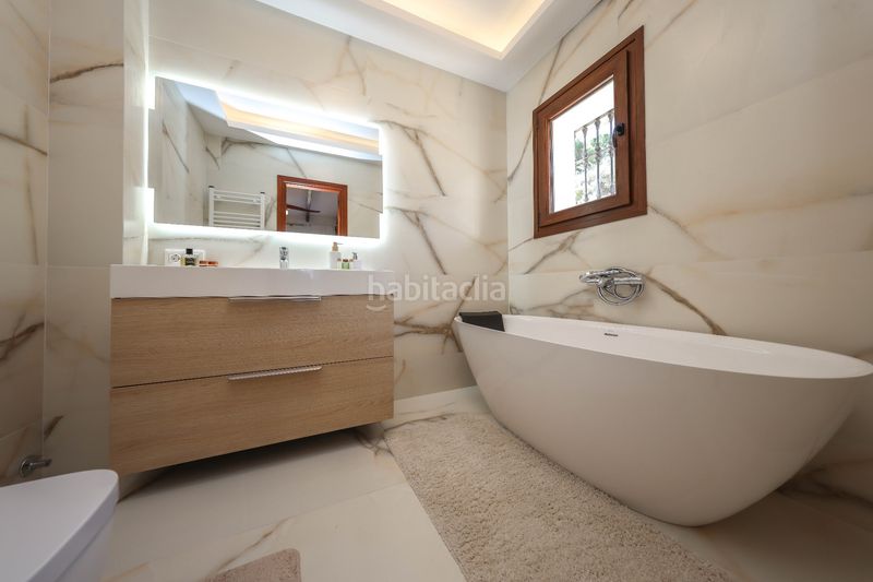 Foto 63dbf0ef-a6d4-4098-95de-c23aecd394e7. Casa amb xemeneia aparcament piscina a Guaro