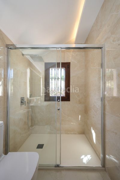 Foto 9a880b8a-bb1b-4310-8a44-6c674fadb9bc. Casa amb xemeneia aparcament piscina a Guaro