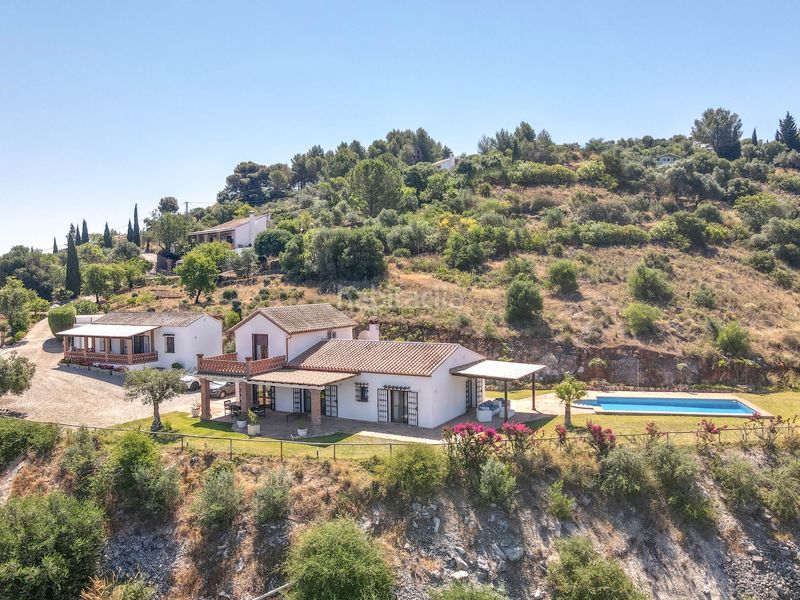 Foto bc39c347-29a7-42c9-8716-ee21138c1f45. Casa amb xemeneia aparcament piscina a Guaro