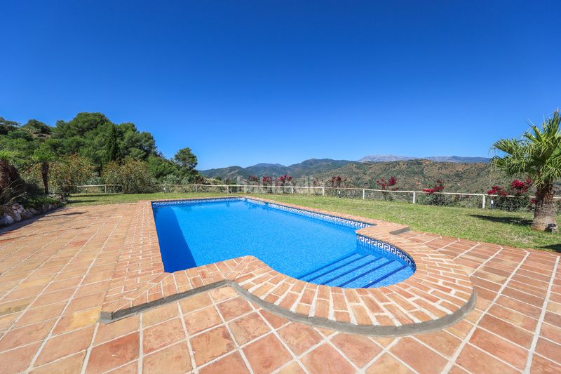 Foto bd792130-f896-4a80-afe3-3e9eab1e1051. Casa amb xemeneia aparcament piscina a Guaro