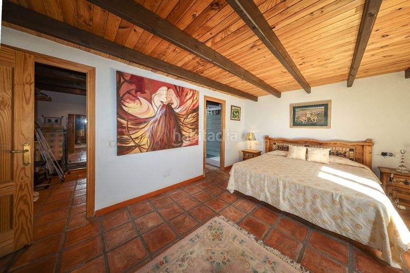 Foto f0f6b5eb-170d-4fcb-9b3c-6e21d816e2a0. Casa amb xemeneia aparcament piscina a Monda