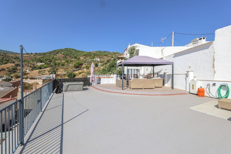 Foto 955a8ef8-bb6a-4ffe-9c3e-72cdeb5207a9. Casa adossada a Tolox